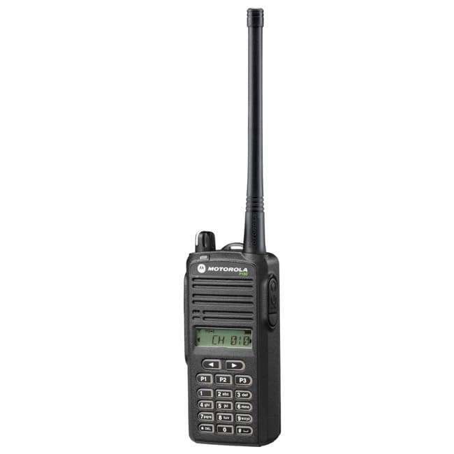Detailní pohled na radiostanici Motorola P185 VHF, přední strana s celou numerickou klávesnicí, displejem a otočným prvkem nahoře.