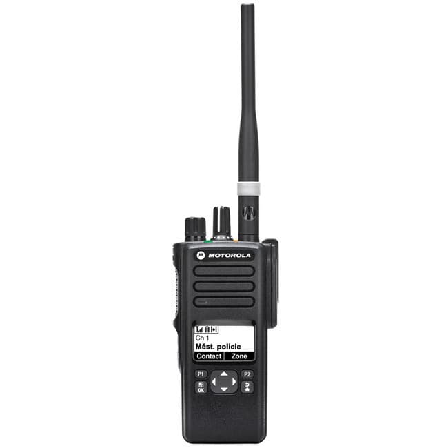 Zadní pohled na radiostanici Motorola DP 4600 VHF s klipsou na opasek a konektorem pro příslušenství viditelným zboku.