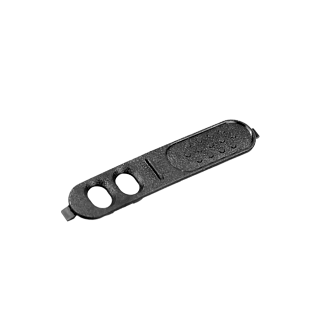 Černý hmatník PTT tlačítka pro Motorola DP1400 s kódem HN001382A01, viditelný z horního úhlu, se dvěma otvory v levé části a podlouhlým vystouplým vzorovaným povrchem na pravé straně.