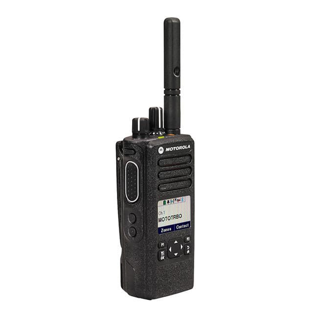 Radiostanice Motorola MOTOTRBO DP4600e UHF zepředu s mírným natočením doprava, s displejem a klávesnicí.