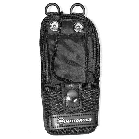 Černobílá fotografie nylonového univerzálního pouzdra Motorola HLN9701, stříbrný druk a logo Motorola vpředu.