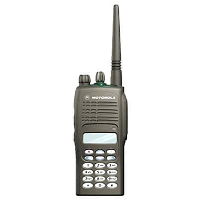Radiostanice Motorola GP380 UHF zepředu, viditelný displej, klávesnice s číselnými tlačítky, anténa a ovládací prvky nahoře.