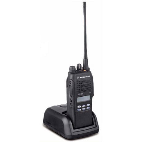 Radiostanice Motorola HT1250 zasunutá ve stolním rychlonabíječi PMLN5188 (WPLN4184) s anténou nahoře.