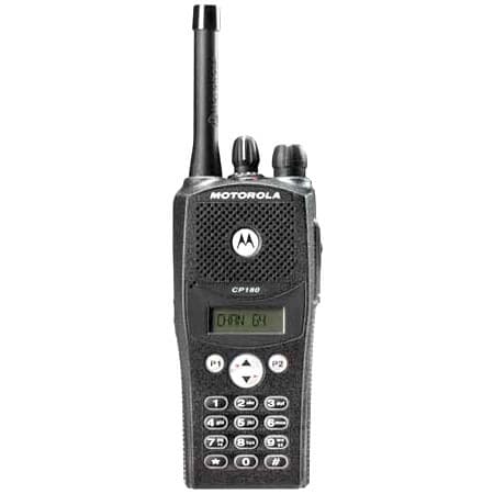 Detailní pohled zepředu na radiostanici Motorola CP180 UHF s anténou, mřížkou reproduktoru, displejem a numerickou klávesnicí s navigačními tlačítky.