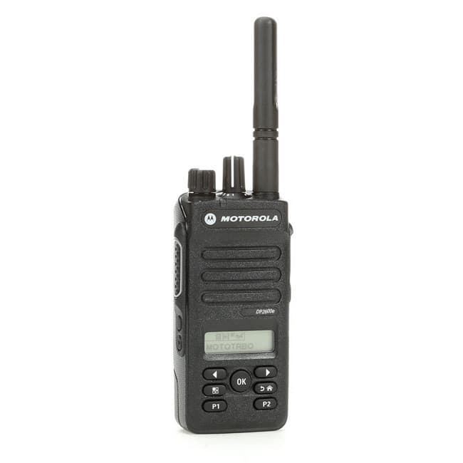 Černá radiostanice Motorola MOTOTRBO™ DP2600e UHF zepředu. Displej zobrazuje nápis MOTOTRBO, pod ním klávesnice se symboly a tlačítky OK, P1, P2.