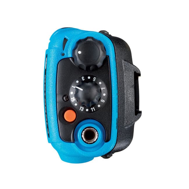 Detail horní části radiostanice Motorola GP340 ATEX: otočné voliče, tlačítko PTT a konektor pro sluchátka.