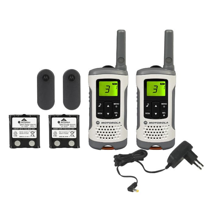 Obsah balení s dvojicí radiostanic Motorola TLKR T50, dvěma AA akumulátory, dvěma klipsy na pásek a síťovým nabíječem.