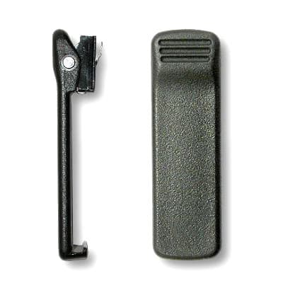 Plastový klips HLN8255 s pružinou pro radiostanice Motorola, zobrazený ze dvou stran. Vlevo boční pohled, vpravo pohled z čela.
