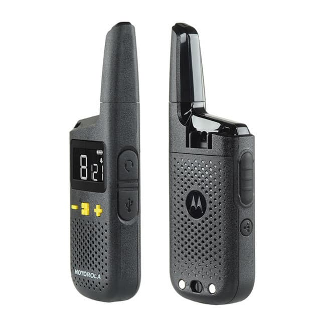 Dvě černé radiostanice Motorola XT185 PMR446 zepředu a zezadu s průduchy a logem Motorola. Zřetelný displej s číslem 8.21.