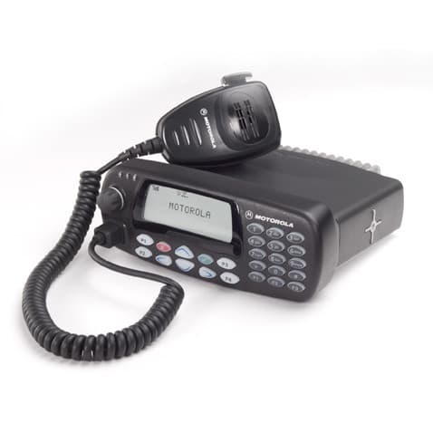 Radiostanice MOTOROLA GM380 UHF Sophisticated - přední i boční horní pohled. Včetně mikrofonu s krouceným kabelem PMLN8304.