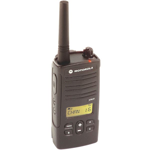Radiostanice Motorola XTNiD v mírném úhlu, zleva vpředu. Viditelný displej s "CHAN 16", ovládací tlačítka a anténa.