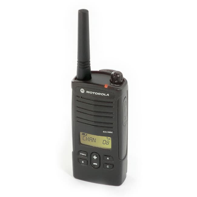 Radiostanice Motorola XTNiD z pohledu shora, s jemným natočením na pravou stranu, zobrazující displej "CHAN 08" a tlačítka ovládání.