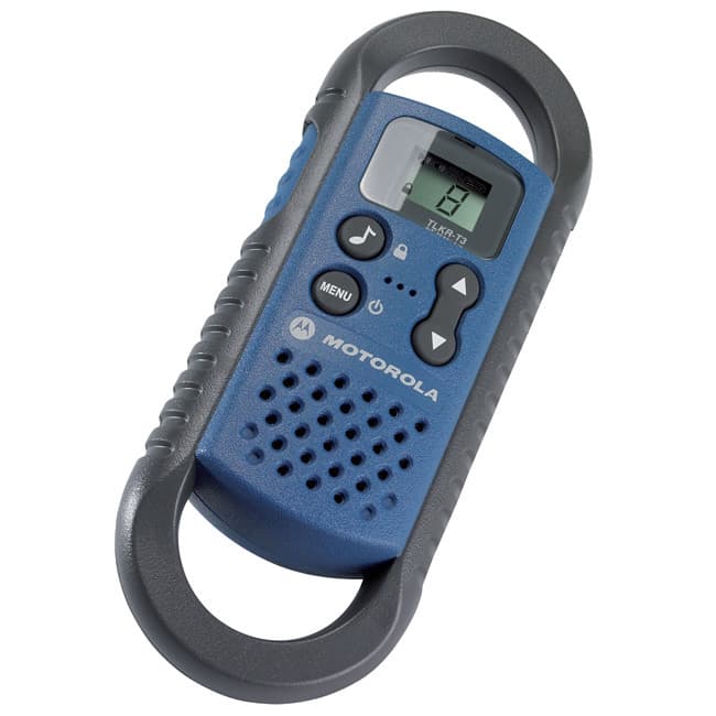 Modrá radiostanice Motorola TLKR T3 PMR446 z pohledu svrchu. Viditelný displej, tlačítka a mřížka reproduktoru.