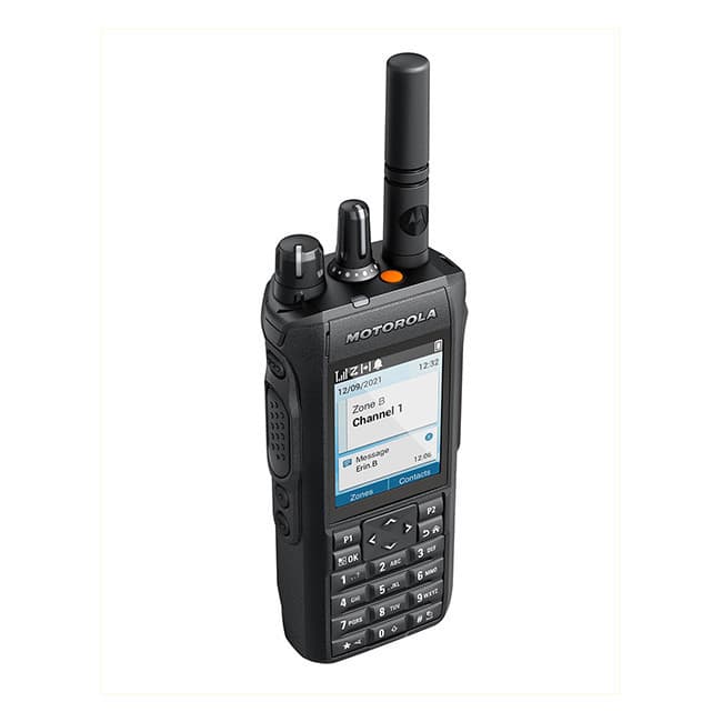 Mírně shora a zprava zachycená radiostanice Motorola MOTOTRBO™ R7 FKP s anténou a ovládacími prvky na vrchu.