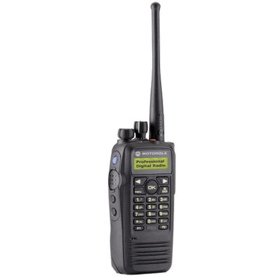 Radiostanice Motorola DP 3601 z mírně levého úhlu, displej zobrazuje "Professional Digital Radio", zřetelná anténa a text na jejím podstavci.