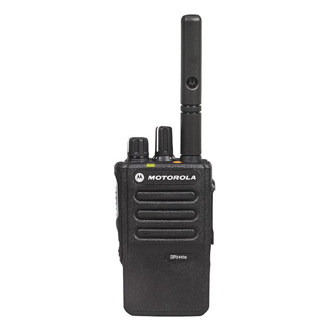 Radiostanice Motorola DP3441e zepředu, viditelné vroubkování, ovládací prvky a anténa. Nad logem Motorola je štítek DP3441e.