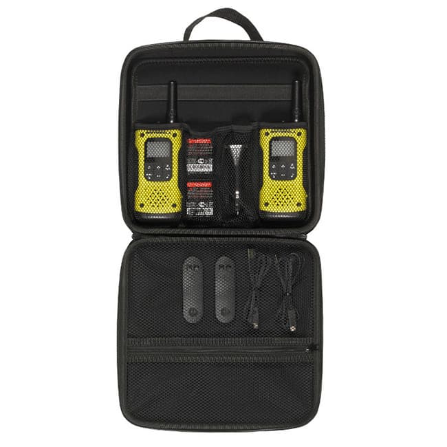 Otevřené černé transportní pouzdro s oběma Motorola TLKR T92 H20, dvěma nabíjecími kolíbkami PMLN8304, dvěma USB kabely a dvěma náhlavními soupravami.