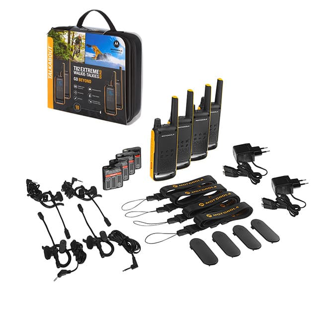 Kompletní balení Motorola TALKABOUT T82 Extreme Quad Pack s brašnou, 4 radiostanicemi, nabíječkami, bateriemi a náhlavními soupravami.