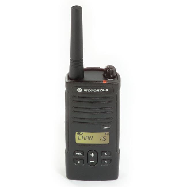 Čelní pohled na radiostanici Motorola XTNiD s jasně viditelným displejem. Zobrazuje "CHAN 16" a čtveřici ovládacích tlačítek pod ním.