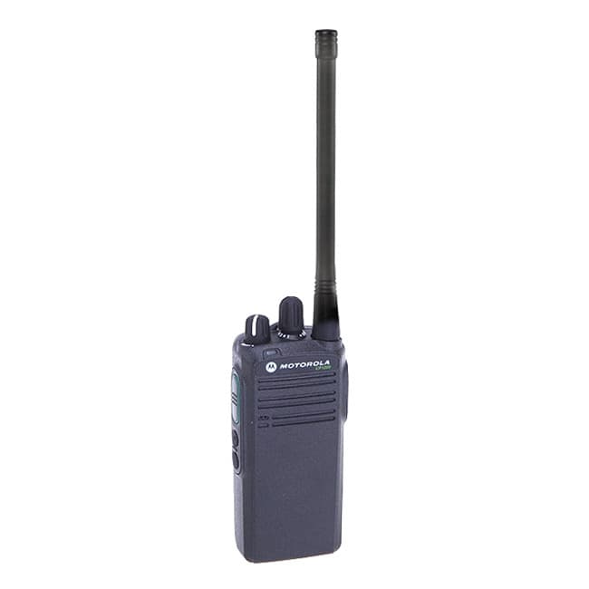 Profesionální radiostanice Motorola P145 VHF z mírného předního úhlu. Viditelná anténa, logo Motorola na přední straně, ovládací prvky hlasitosti a přepínání kanálů na vrchní straně.