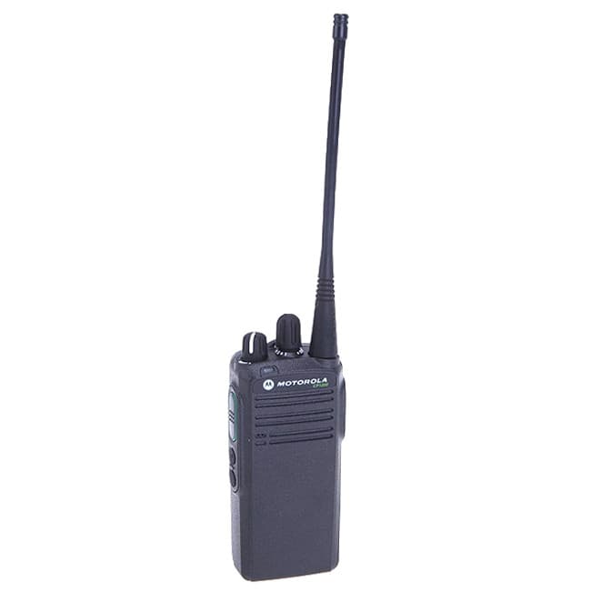 Mírně pootočená černá radiostanice Motorola P145 UHF s anténou, ovládacími prvky na vrchu.