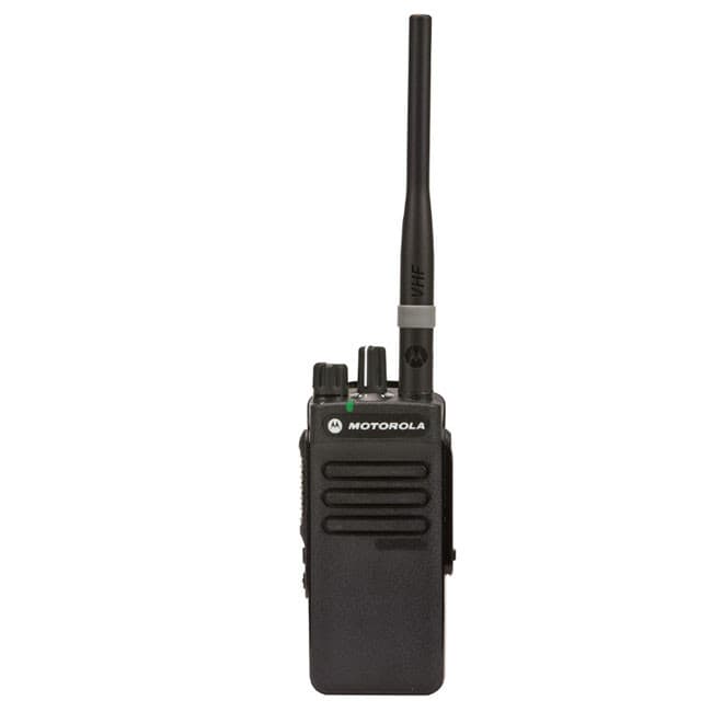 Čelní pohled na radiostanici Motorola DP2400 VHF s logem Motorola, se zelenou diodou a tlačítky.