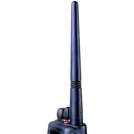 Detailní pohled z boku na černou anténu Motorola PMAD4015 VHF 155-174 MHz, připevněnou k horní části radiostanice