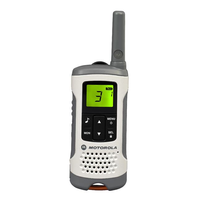 Čelní pohled na radiostanici Motorola TLKR T50 v bílo-šedém provedení, se zeleným displejem, klávesnicí a mřížkou reproduktoru.