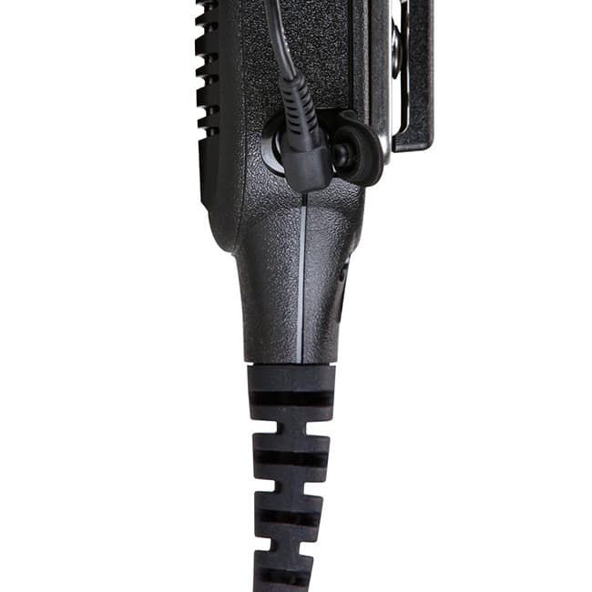 Detail 3,5mm audio konektoru PMMN4071 s ochranným krytem a robustní sponou, umístěného na boku reproduktoru s mikrofonem.