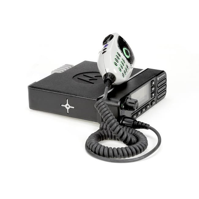 Pohled z boku na radiostanici Motorola DM4600e VHF a připojený klávesnicový mikrofon PMMN4090A.