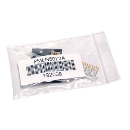 PMLN5072 A HW kit pro externí konektor Motorola viditelný ve fóliovém sáčku s bílou etiketou a čárovým kódem.