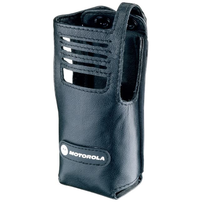 PMLN5027 Pouzdro z jemné černé kůže pro radiostanice Motorola DP340x, šikmý pohled zepředu shora. Viditelné logo Motorola a otvory pro reproduktor.