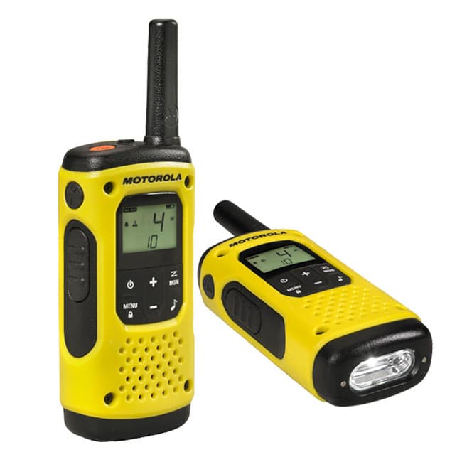 Dvě vysílačky Motorola TLKR T92 H20 PMR446 zepředu a z boku, s aktivní svítilnou.