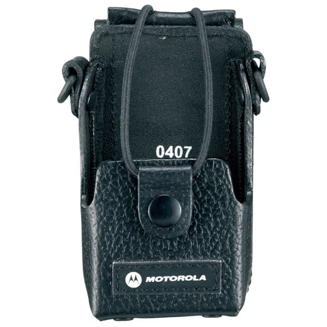 Čelní pohled na PMLN4471 pouzdro z tvrdé kůže s logem Motorola, gumovým páskem a aretačním tlačítkem.