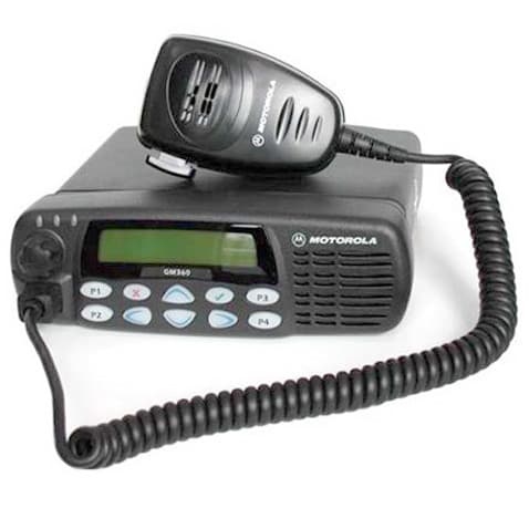 Čelní pohled shora na radiostanici MOTOROLA GM360 VHF Versatile s připojeným ručním mikrofonem na levé straně. Zobrazený displej, funkční tlačítka P1-P4 a ovladač hlasitosti.