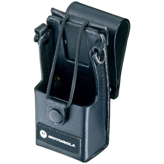 Detail šikmého pohledu na otevřené kožené pouzdro Motorola RLN5384 s opaskovým okem a viditelným logem Motorola na spodku.