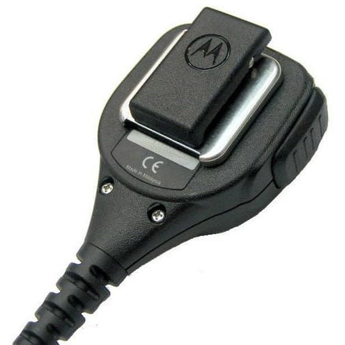 Detail zadní strany mikrofonu Motorola MDPMMN4023 s otočným klipem pro připevnění na oděv a označením CE.