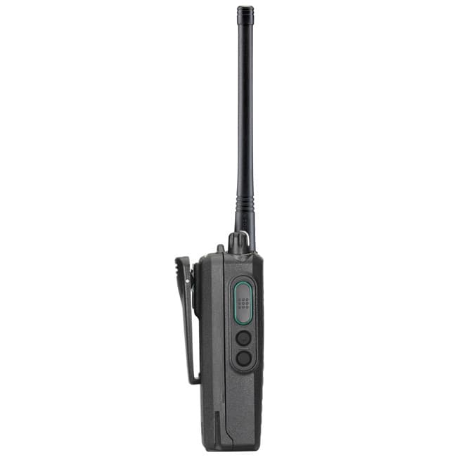 Boční pohled na radiostanici Motorola P185 VHF s nasazeným klipem na opasek, viditelné ovládací prvky na boku a konektory pro příslušenství.