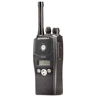 Detailní pohled zepředu na radiostanici Motorola CP160 s výraznou anténou, mřížkou reproduktoru a jednoduchým displejem.