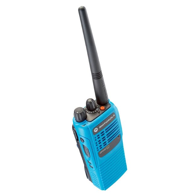 Šikmý pohled shora na radiostanici Motorola GP340 ATEX Blue UHF s anténou, ovládacími prvky na vrchu a mřížkou reproduktoru.