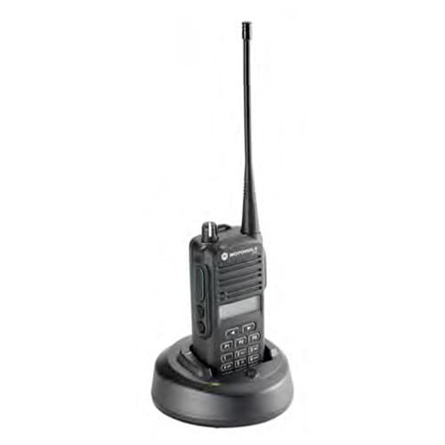 Černá radiostanice Motorola P100 s anténou zasazená do nabíjecího stojanu PMLN5228. Pohled celkově.