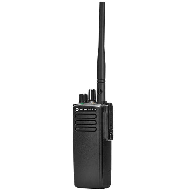 Zadní pohled na černou radiostanici Motorola MOTOTRBO™ DP4400e VHF s tenkou anténou. Viditelný klips na opasek a boční konektor.