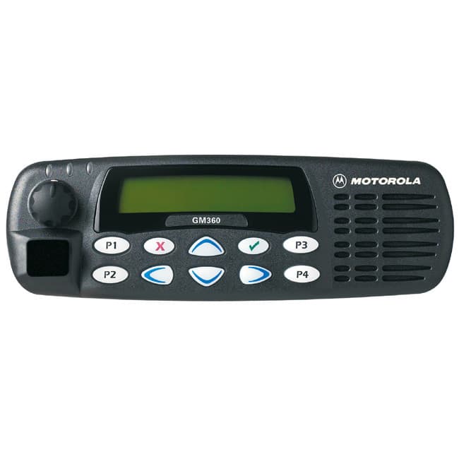 Detailní čelní pohled na ovládací panel radiostanice Motorola GM360 UHF Versatile. Viditelný displej, funkční tlačítka P1-P4 a posuvník hlasitosti.