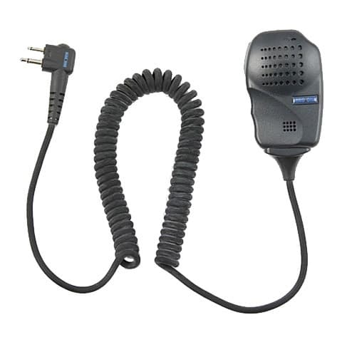 Černý oddělený reproduktor s mikrofonem MagOne, model MDPMMN4008, s krouceným kabelem a dvojitou bajonetovou zástrčkou pro připojení k radiostanici Motorola.