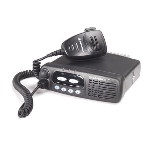 Radiostanice MOTOROLA GM340 VHF Popular z boku s připojeným mikrofonem a spirálovým kabelem, viditelný přední panel.