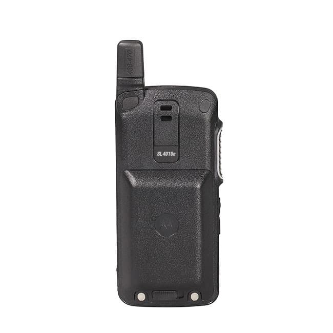 Zadní pohled na radiostanici Motorola MOTOTRBO SL4010e, odhalující nálepku s modelem SL4010e a patentové šrouby.