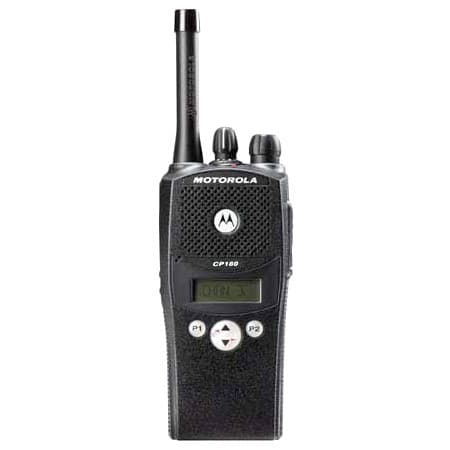 Radiostanice Motorola CP160 zepředu, displej s nápisem 'CHAN 3' indikujícím aktuální kanál, pod ním ovládací tlačítka P1, P2.