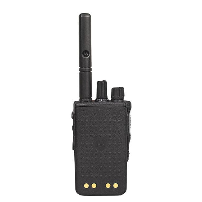 Spodní část Motorola MOTOTRBO DP3441e s viditelným konektorem pro nabíječku a texturovaným povrchem. Anténa je viditelná.