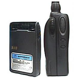 Baterie Motorola PMNN4202 (JMNN4024) 1600 mAh z levého profilu vedle části radiostanice, do níž se vkládá.