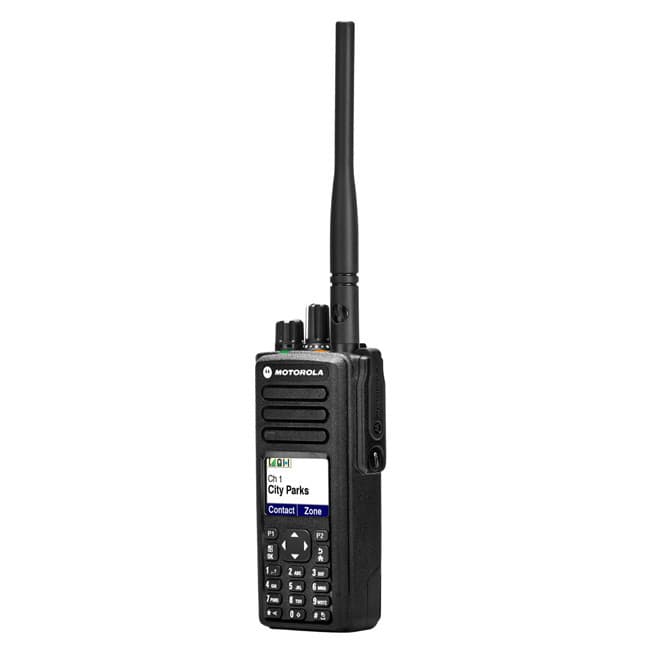 Radiostanice Motorola DP4800 VHF z čelního pohledu, s anténou nahoře a barevným displejem se zobrazením kanálu. Klávesnice pro snadné ovládání a volání.